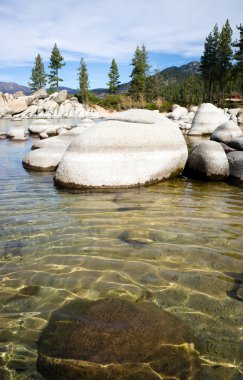 Kristal temiz su pürüzsüz taş Lake Tahoe kum liman