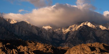 MT Whitney kümülüs bulut Sierra Nevada aralığı California kaplı