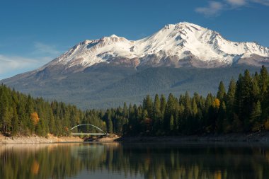 MT Shasta yansıma dağ gölü mütevazı köprü California eğlence manzara