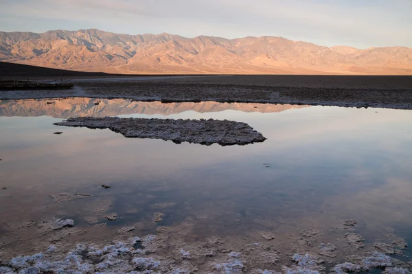 배드워터 분 지 Panamint 범위 일출 데스 밸리 국립 공원 — 스톡 사진