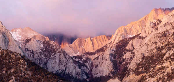 Mt Whitney Cubierto Cumulus Cloud Sierra Nevada Range California — Foto de Stock