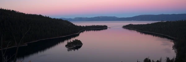 Crepúsculo protegido enseada esmeralda baía Fannette ilha lago Tahoe — Fotografia de Stock