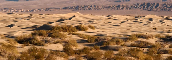 Písek duny Death Valley poušť Mesquite byt Grapevine hory — Stock fotografie