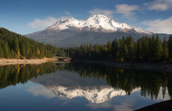 MT Shasta yansıma dağ gölü mütevazı köprü California eğlence manzara