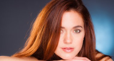 Çekici kadın Kızıl saçlı kadın canlı samimi portre kafa vurdu