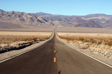 Uzun çöl iki şeritli otoyol Death Valley California