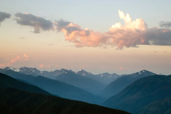 Dramatische Wolkenlandschaft über Hurrikan-Kamm olympischer Berge — Stockfoto