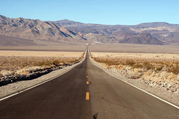 Длинное двухполосное шоссе в калифорнийской долине смерти — стоковое фото