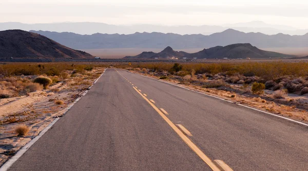 Kelbaker Road se aproxima de agulhas Auto-estrada EUA 40 Deserto da Califórnia — Fotografia de Stock