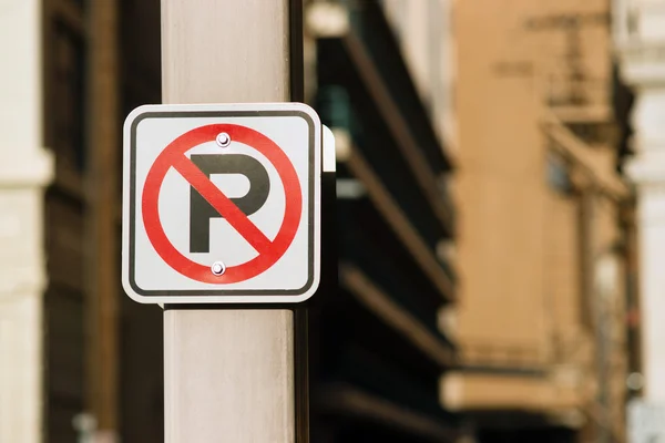 Nessun segno di parcheggio auto bullonato alla luce Post Downtown — Foto Stock