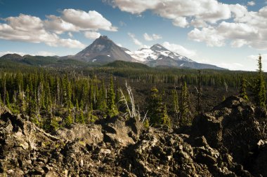 McKenzie Pass üç kız kardeş Cascade dağ aralığı lav alanı