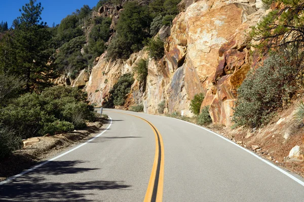 Dvou pruhu silnice přes žulové skalní King's Canyon Kalifornie — Stock fotografie
