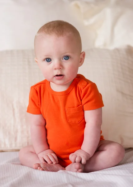 Mavi gözlü bebek çocuk oturma kamera Looking up — Stok fotoğraf