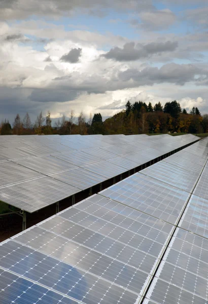 Panneaux solaires de ferme d'énergie verte propre — Photo