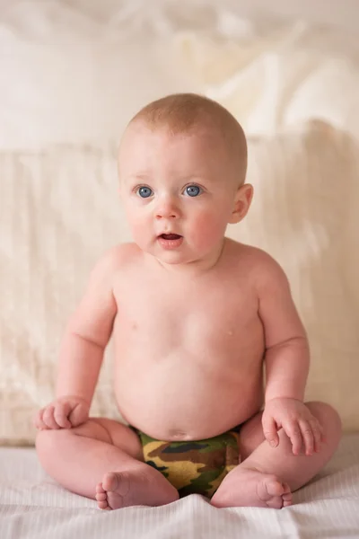 Bebek çocuk Camo iç çamaşırı oturan genç mavi gözlü sevgilisi — Stok fotoğraf