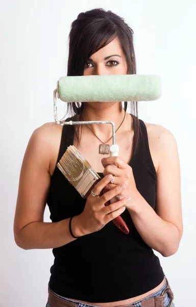 Diversión de cadera atractiva mujer sosteniendo herramientas de pintura rodillo de cepillo —  Fotos de Stock