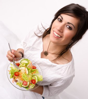 Çiğ gıda taze yeşil salata sağlıklı beslenme kadın sahiptir