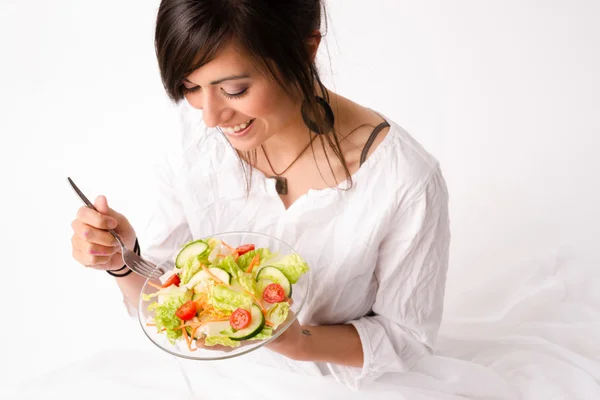 Mulher saudável come gosta de comida crua salada verde fresca — Fotografia de Stock