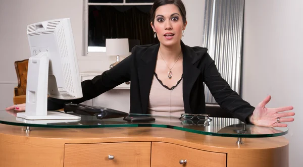 商业女性顾客服务中心愤怒的面部表情 — 图库照片