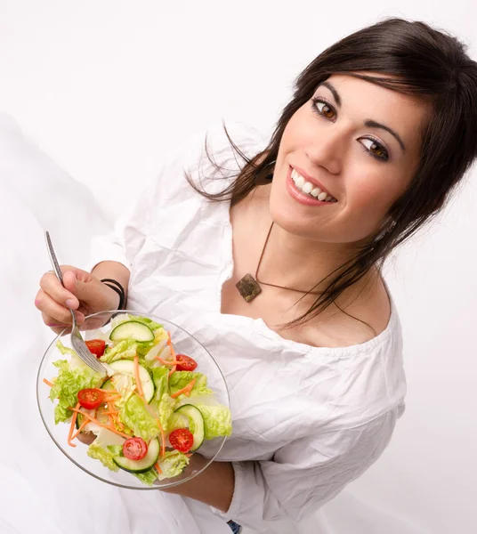 Mulher saudável come gosta de comida crua salada verde fresca — Fotografia de Stock