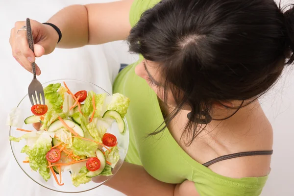 Mujer que come sano disfruta de la comida cruda Ensalada verde fresca —  Fotos de Stock