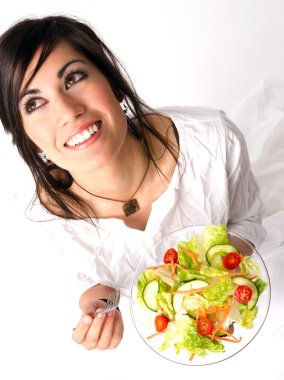 Çiğ gıda taze yeşil salata sağlıklı beslenme kadın sahiptir