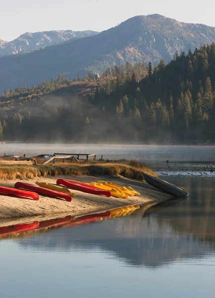 Alquiler Kayaks Botes de remos Botes de remos Lago de montaña prístino —  Fotos de Stock