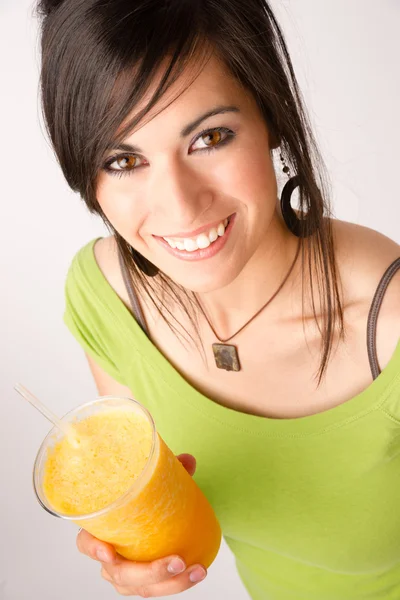 Intiem portret aantrekkelijke vrouw drinken oranje Fruit Smoothie — Stockfoto