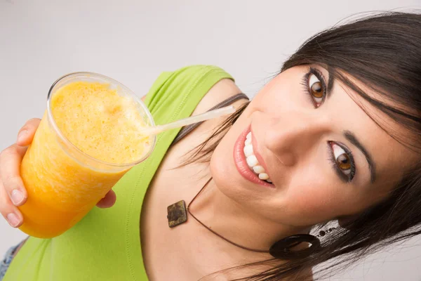 Mulher atraente Retrato íntimo Beber Smoothie de frutas de laranja — Fotografia de Stock