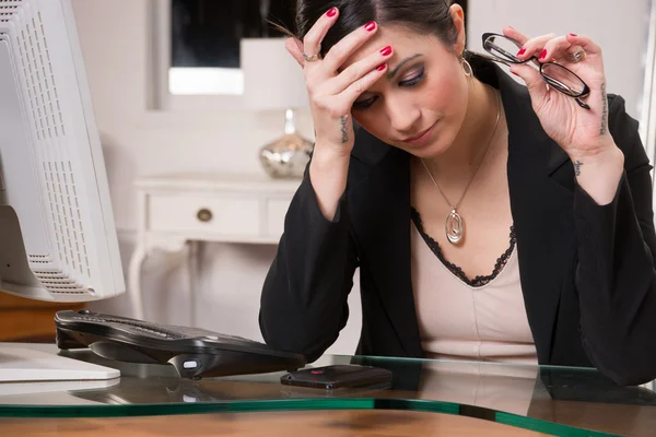 Affari donna ufficio manager strofina testa depressione tristezza — Foto Stock