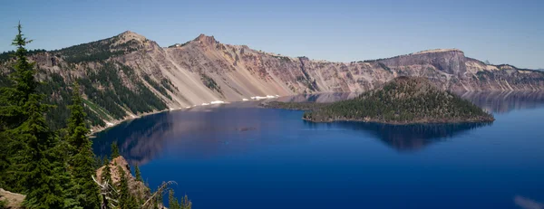 Kratern sjön guiden ön West Rim Caldera vulkan kon — Stockfoto