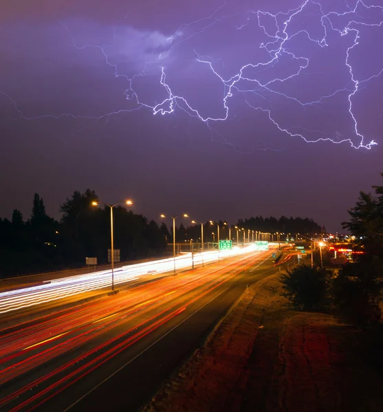 Tormenta eléctrica relámpago resuena sobre autopista Tacoma Washington I-5 —  Fotos de Stock