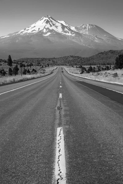 California Highway Heads Toward Mountain Landscape Mt Shasta Cascade Range — Stock Photo, Image