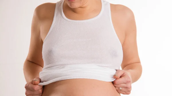 Gravid kvinna Braless bröst Iklädd vit hustru slagbom Tank Top — Stockfoto