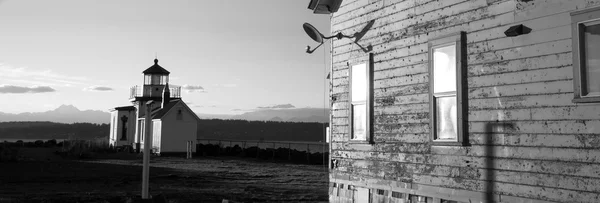 Wyblakły hodowców Quarters stoi w pobliżu latarni morskiej Cape Mountain — Zdjęcie stockowe