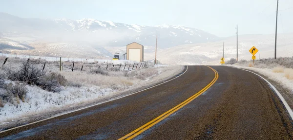 Cm nieuwe sneeuw dekens heuvel landelijke scène twee Lane Road — Stockfoto