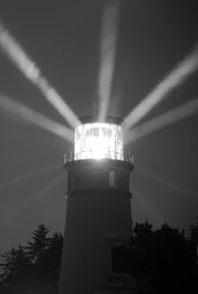 Deniz feneri kirişler Lens yağmurlu gece ışık şartını üzerinden — Stok fotoğraf