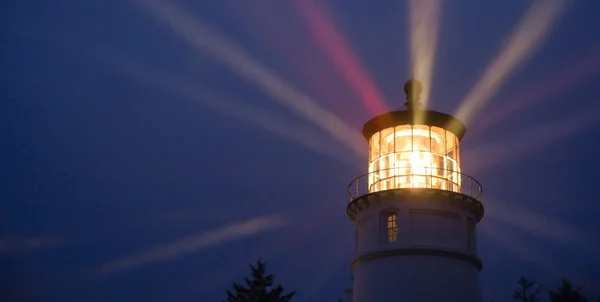 Faro vigas de iluminación en la tormenta de lluvia marítima náutica — Foto de Stock