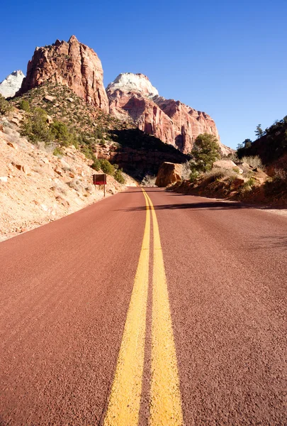 Två körfält Road Mountain Buttes Zion National Park öknen sydväst — Stockfoto