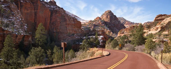 Two Lane Road Mountain Buttes Parco Nazionale di Zion Deserto Sud-Ovest — Foto Stock