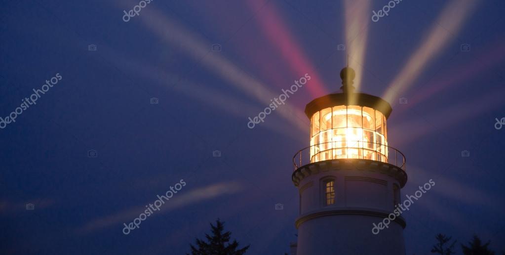 Vuurtoren balken verlichting in regen Storm maritieme nautische ... Vuurtoren balken verlichting in regen Storm maritieme nautische ...