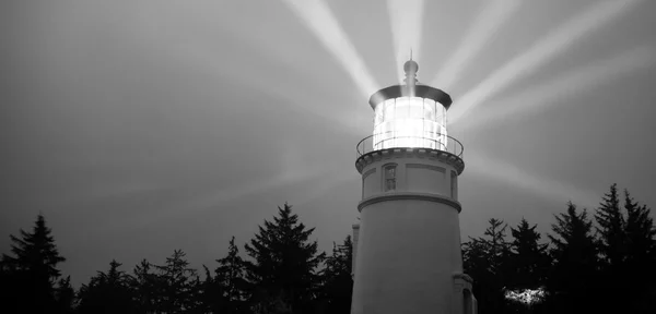 Vuurtoren balken verlichting in regen Storm maritieme nautische ... Vuurtoren balken verlichting in regen Storm maritieme nautische ...