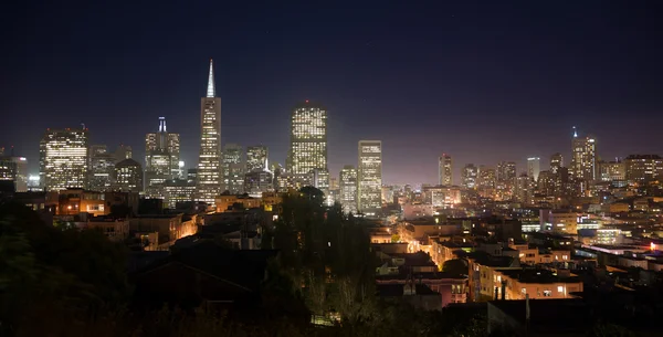 Όμορφο φως λάμπει πάνω κτίρια Homes γειτονιά San Francisco — Φωτογραφία Αρχείου