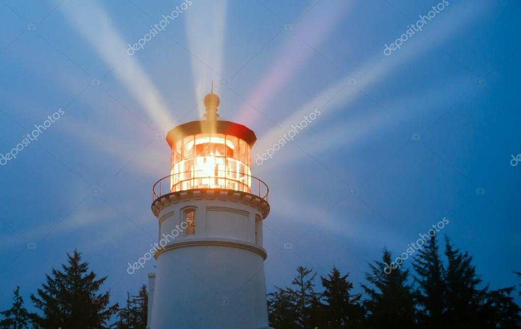 Vuurtoren balken verlichting in regen Storm maritieme nautische ... Vuurtoren balken verlichting in regen Storm maritieme nautische ...