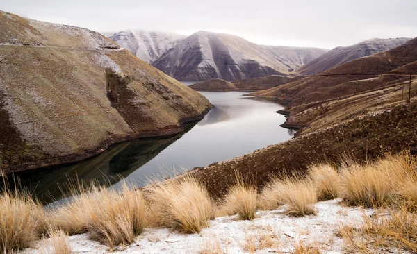 Vodní nádrž Snake River Canyon zmrazené sněhu zimní cestování země — Stock fotografie