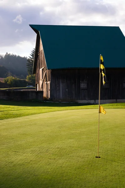 Zachmurzone niebo nad wiejskie stodoły powiat pole golfowe — Zdjęcie stockowe