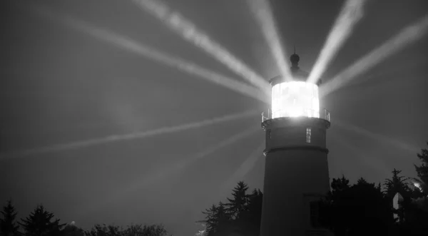 Poutres de phare de lentille Piliers de lumière de nuit pluvieux — Photo