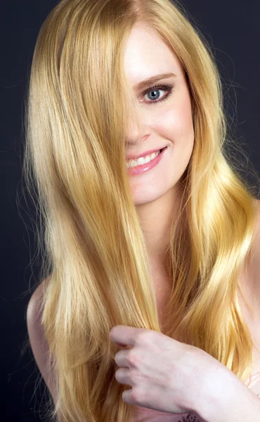 Beautiful Smiling Blond Woman Grooming Brushing Her Hair — Stock Photo, Image