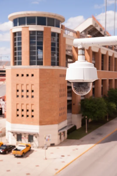 Video güvenlik kamera gövdeleri yüksek College kampüsünde monte — Stok fotoğraf