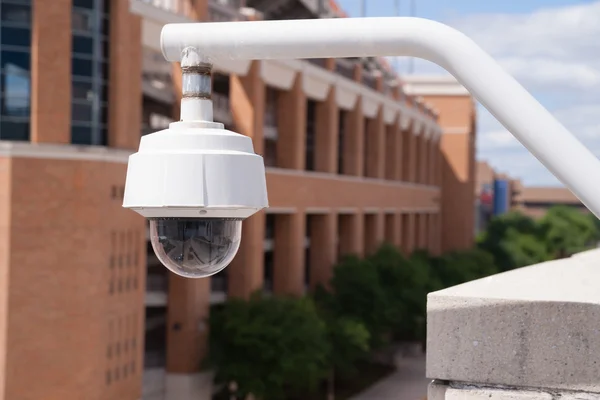 Obudowa kamery wideo bezpieczeństwa wysokie montowane na terenie kampusu College — Zdjęcie stockowe